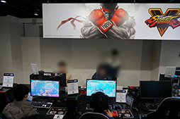 画像集 No.007のサムネイル画像 / Intelが秋葉原でPCゲームイベントを開催。歌広場淳さんとゆるキャラ「しんじょう君」が「ストV」で対決
