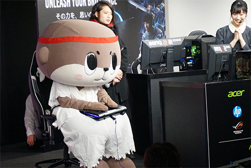画像集 No.012のサムネイル画像 / Intelが秋葉原でPCゲームイベントを開催。歌広場淳さんとゆるキャラ「しんじょう君」が「ストV」で対決