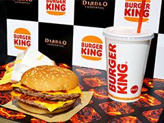 バーガーキングと「ディアブロ イモータル」のコラボバーガーが9月9日より期間限定で販売。ボリュームと辛味にこだわった満足感の高いメニューに