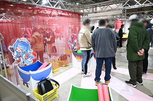 画像ギャラリー No.002のサムネイル画像 / 「アークナイツ」6周年記念イベントレポ。今回の巨大バルーンはボス敵のザーロ。テラの大地を再現したジオラマも展示