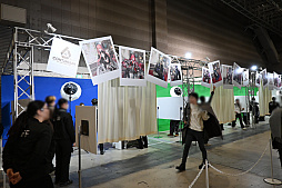 画像ギャラリー No.005のサムネイル画像 / 「アークナイツ」6周年記念イベントレポ。今回の巨大バルーンはボス敵のザーロ。テラの大地を再現したジオラマも展示