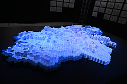 画像ギャラリー No.012のサムネイル画像 / 「アークナイツ」6周年記念イベントレポ。今回の巨大バルーンはボス敵のザーロ。テラの大地を再現したジオラマも展示