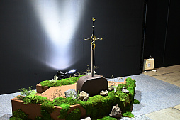 画像ギャラリー No.015のサムネイル画像 / 「アークナイツ」6周年記念イベントレポ。今回の巨大バルーンはボス敵のザーロ。テラの大地を再現したジオラマも展示