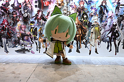 画像ギャラリー No.017のサムネイル画像 / 「アークナイツ」6周年記念イベントレポ。今回の巨大バルーンはボス敵のザーロ。テラの大地を再現したジオラマも展示