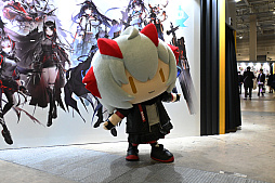 画像ギャラリー No.018のサムネイル画像 / 「アークナイツ」6周年記念イベントレポ。今回の巨大バルーンはボス敵のザーロ。テラの大地を再現したジオラマも展示