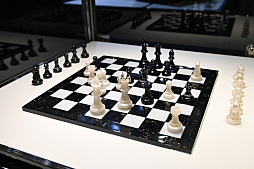 画像ギャラリー No.021のサムネイル画像 / 「アークナイツ」6周年記念イベントレポ。今回の巨大バルーンはボス敵のザーロ。テラの大地を再現したジオラマも展示