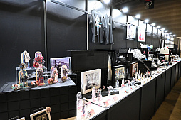 画像ギャラリー No.023のサムネイル画像 / 「アークナイツ」6周年記念イベントレポ。今回の巨大バルーンはボス敵のザーロ。テラの大地を再現したジオラマも展示