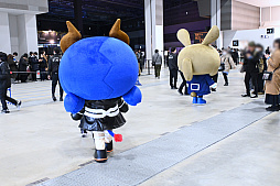 画像ギャラリー No.031のサムネイル画像 / 「アークナイツ」6周年記念イベントレポ。今回の巨大バルーンはボス敵のザーロ。テラの大地を再現したジオラマも展示