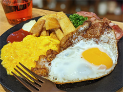 俺のコラボカフェ:Menu 024 「FINAL FANTASY VII REMAKE」に出てくるバー「セブンスヘブン」の「EGGS&CHIPS」に挑戦