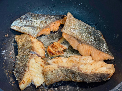 画像ギャラリー No.005のサムネイル画像 / 「ファイアーエムブレム 風花雪月」の食堂メニューは全部うまそうなので,「2種の魚のバター焼き」で味を検証。俺のコラボカフェ:Menu 081