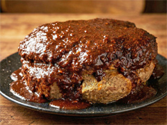 「葬送のフリーレン」の"戦士を労う特大ハンバーグ"をプロが本気で焼いてみた。俺のコラボカフェ：Menu 085