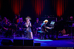 画像ギャラリー No.011のサムネイル画像 / 「勝利の女神：NIKKE」第2回オーケストラコンサートでは，人気曲のほか，「Old Tales」などのイベント楽曲を披露。物販には長蛇の列も