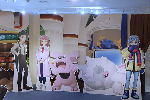 画像ギャラリー No.005のサムネイル画像 / 「ポケモンマスターズ EX」6.5周年記念特設スペース内覧会レポート。会場はポケモンやトレーナーの展示で満載！ 新商品の販売も