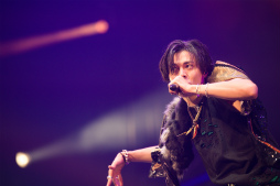 画像ギャラリー No.022のサムネイル画像 / 「ブラスタ」6周年記念「BLACK PARTY」レポート。まさにスターレスのショーそのもの！　極上の歌と芝居とパフォーマンスで彩った2日間