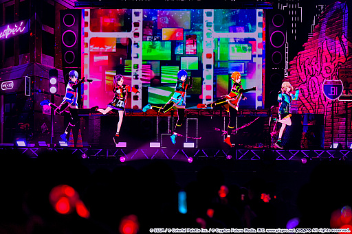 画像ギャラリー No.017のサムネイル画像 / 「プロジェクトセカイ」実在感が向上した3DCGライブをレポート。初音ミクや巡音ルカ,作中に登場する音楽ユニットのメンバーが等身大の姿で歌う!