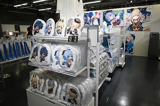 画像集 No.019のサムネイル画像 / 「原神展〜たびごころの赴くままに〜」内覧会レポート。武器などの立体物やキャラクターの等身大スタンディを展示。オリジナルグッズの販売も