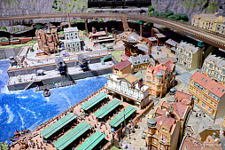 画像ギャラリー No.019のサムネイル画像 / 約2.5cmのミニチュアサイズになったセラフ部隊を見つけ出せ！　「ヘブバン」×「スモールワールズ」コラボレポート