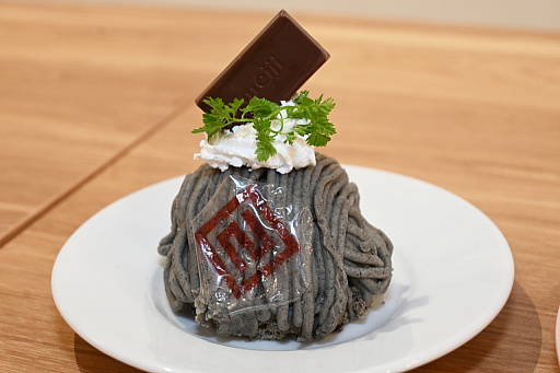 画像ギャラリー No.011のサムネイル画像 / 2周年を迎えた「百英雄伝」がコラボカフェを実施。12名の描き下ろしイラストが飾られている店内の様子をレポート