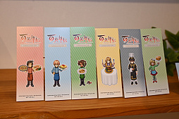 画像ギャラリー No.024のサムネイル画像 / 2周年を迎えた「百英雄伝」がコラボカフェを実施。12名の描き下ろしイラストが飾られている店内の様子をレポート