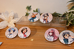 画像ギャラリー No.029のサムネイル画像 / 2周年を迎えた「百英雄伝」がコラボカフェを実施。12名の描き下ろしイラストが飾られている店内の様子をレポート