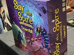 ��Slay the Spire: The Board Game�׳�ĥ���åȡ�Downfall�ס����ܸ��Ǥ�ȯ����ꡣ���ܤǤϥ���ӥ뤬�ȼ��Υ��饦�ɥե���ǥ��󥰤�»�
