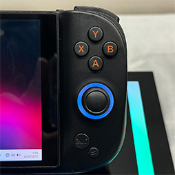 画像集 No.008のサムネイル画像 / スライド式キーボード搭載の携帯型ゲームPC「AYANEO SLIDE」の国内予約がスタート
