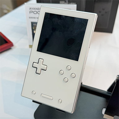 画像ギャラリー No.001のサムネイル画像 / ゲームボーイ風のおしゃれな縦型Androidゲーム機「AYANEO Pocket VERT」の国内予約がスタート