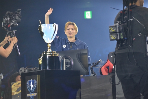 画像ギャラリー No.005のサムネイル画像 / ［インタビュー］プロ1年目にして大躍進。さはら選手が「カプコンカップ12」を制し，最強の称号と100万ドルを獲得。優勝直後の心境を語ってもらった