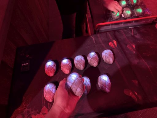 画像ギャラリー No.012のサムネイル画像 / サイレントヒル×第四境界の「SILENT HILL f　残置物展」を体験。今年のKONAMIブースは，メインステージを挟んで陰と陽？［TGS2025］