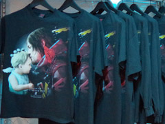 渋谷PARCOの一画が「DEATH STRANDING 2」のオリジナル商品やコラボグッズで染まる。「DEATH STRANDING 2 JAPAN POPUP TOUR」をレポート