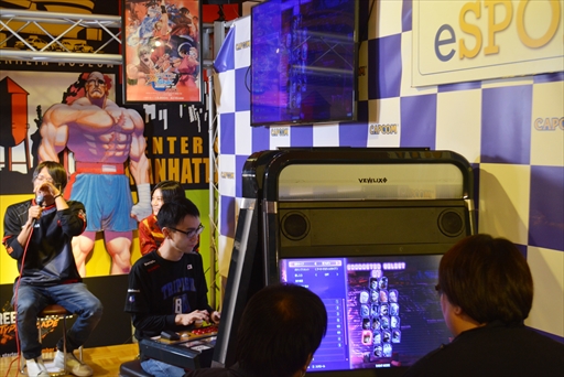 画像集 No.012のサムネイル画像 / 「ストリートファイター6 タイプアーケード」稼働記念イベントレポート。どぐら選手とかずのこ選手が来場者とガチンコ対戦!