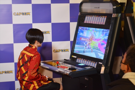 画像集 No.014のサムネイル画像 / 「ストリートファイター6 タイプアーケード」稼働記念イベントレポート。どぐら選手とかずのこ選手が来場者とガチンコ対戦!