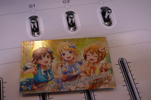 画像集 No.002のサムネイル画像 / 「アイマス」シリーズの枠を超えた共演を専用入力装置とカードで演出。「アイドルマスター TOURS」試遊レポート