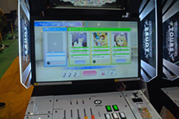 画像集 No.004のサムネイル画像 / 「アイマス」シリーズの枠を超えた共演を専用入力装置とカードで演出。「アイドルマスター TOURS」試遊レポート