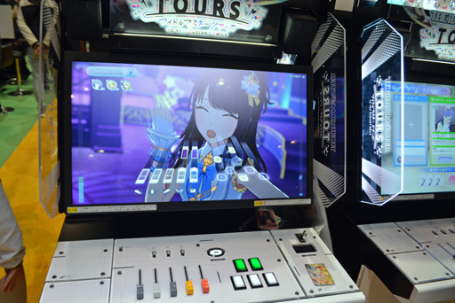 画像集 No.008のサムネイル画像 / 「アイマス」シリーズの枠を超えた共演を専用入力装置とカードで演出。「アイドルマスター TOURS」試遊レポート