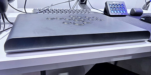 画像ギャラリー No.005のサムネイル画像 / 国内プロ格闘ゲーマーのこだわりを反映した「ZENAIM」のレバーレスアケコンが2026年の発売を目指して鋭意開発中［TGS2025］