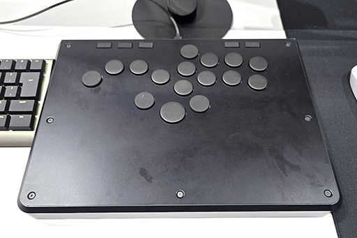 画像ギャラリー No.012のサムネイル画像 / 国内プロ格闘ゲーマーのこだわりを反映した「ZENAIM」のレバーレスアケコンが2026年の発売を目指して鋭意開発中［TGS2025］