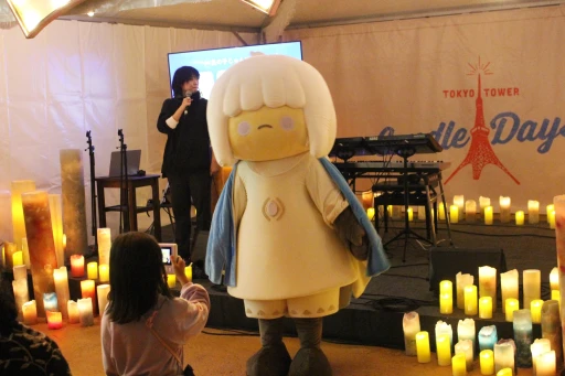 画像ギャラリー No.001のサムネイル画像 / 東京タワーのキャンドルイベントに「Sky 星を紡ぐ子どもたち」が出展。無数のキャンドルが灯る中，作中楽曲のライブパフォーマンスが響きわたる