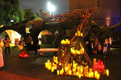 画像ギャラリー No.004のサムネイル画像 / 東京タワーのキャンドルイベントに「Sky 星を紡ぐ子どもたち」が出展。無数のキャンドルが灯る中，作中楽曲のライブパフォーマンスが響きわたる