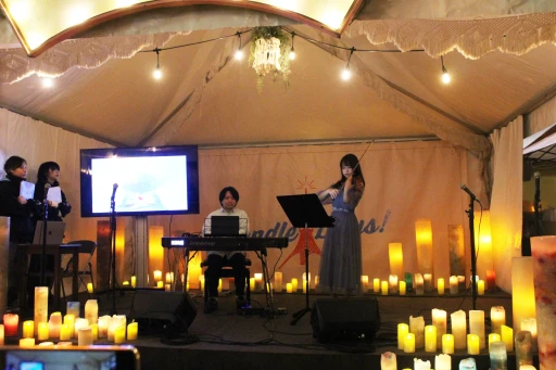 画像ギャラリー No.008のサムネイル画像 / 東京タワーのキャンドルイベントに「Sky 星を紡ぐ子どもたち」が出展。無数のキャンドルが灯る中，作中楽曲のライブパフォーマンスが響きわたる