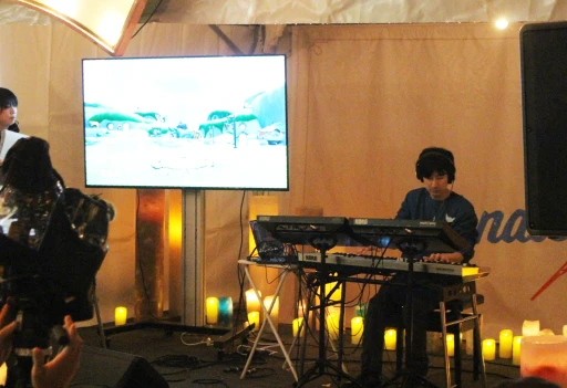 画像ギャラリー No.012のサムネイル画像 / 東京タワーのキャンドルイベントに「Sky 星を紡ぐ子どもたち」が出展。無数のキャンドルが灯る中，作中楽曲のライブパフォーマンスが響きわたる