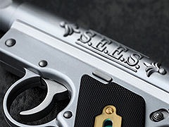 「ペルソナ3 リロード」に登場する召喚器を1分の1スケールで再現したスマートトイ,1万円引きのキャンペーンを3月17日まで延長