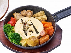 カプコンカフェ試食レポート。「モンスターハンター」20周年コラボは後半メニューも充実!歴代作品をイメージしたフードやドリンクも