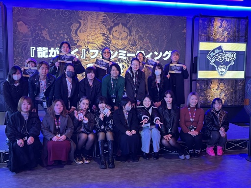 画像集 No.022のサムネイル画像 / 「龍が如く」ファンミーティングを2年ぶりに開催。第1部は新宿・歌舞伎町を練り歩きながら,グッズ自動販売機のお披露目ツアーを実施