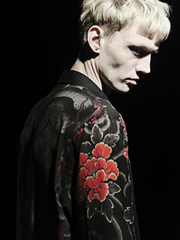 画像ギャラリー No.001のサムネイル画像 / WILDSIDEと龍が如くスタジオのコラボ第4弾アイテムが3月25日に発売。刺青をコラージュしたシャツ2型やコーチジャケットをラインナップ