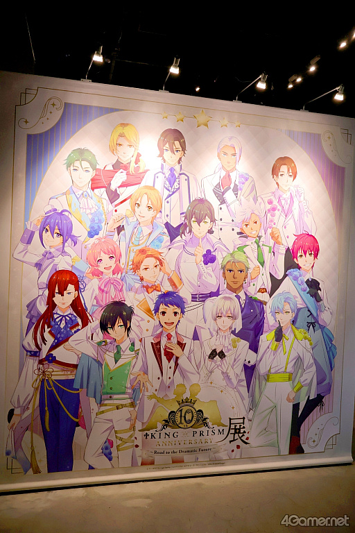 画像ギャラリー No.002のサムネイル画像 / 神々しく鎮座する「金のオバレ像」！　大量のフォトスポットで作品世界を楽しめる「KING OF PRISM 10th ANNIVERSARY展」レポート