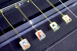 画像ギャラリー No.036のサムネイル画像 / 神々しく鎮座する「金のオバレ像」！　大量のフォトスポットで作品世界を楽しめる「KING OF PRISM 10th ANNIVERSARY展」レポート