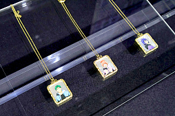 画像ギャラリー No.037のサムネイル画像 / 神々しく鎮座する「金のオバレ像」！　大量のフォトスポットで作品世界を楽しめる「KING OF PRISM 10th ANNIVERSARY展」レポート