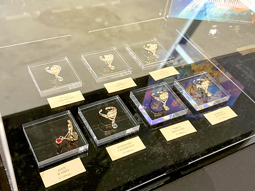 画像ギャラリー No.038のサムネイル画像 / 神々しく鎮座する「金のオバレ像」！　大量のフォトスポットで作品世界を楽しめる「KING OF PRISM 10th ANNIVERSARY展」レポート