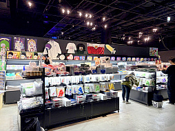 画像ギャラリー No.040のサムネイル画像 / 神々しく鎮座する「金のオバレ像」！　大量のフォトスポットで作品世界を楽しめる「KING OF PRISM 10th ANNIVERSARY展」レポート